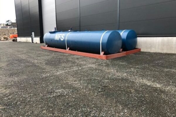 Tanker inntil bygg